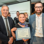 M. Richard Moisan, président de l’AQPC, remettant une mention d’honneur à Mme Sophie Mailloux, professeure au campus de Saint-Hyacinthe, en compagnie de M. Samuel Bernard, directeur général de l’AQPC.