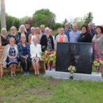 Photo du monument en compagnie de la famille Sangster, Louis-St-Aubin représentant Holstein Québec, Elyse Gendron représentant Holstein Canada et Simon-Pierre Loiselle président du Club HOB