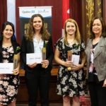 Louise Leblanc, sous-ministre adjointe à la formation bioalimentaire au MAPAQ, remet les trois prix Agriculture, pêches et alimentation aux lauréates, Maureen Guay, Jeanne Durivage et Annabel Tremblay.