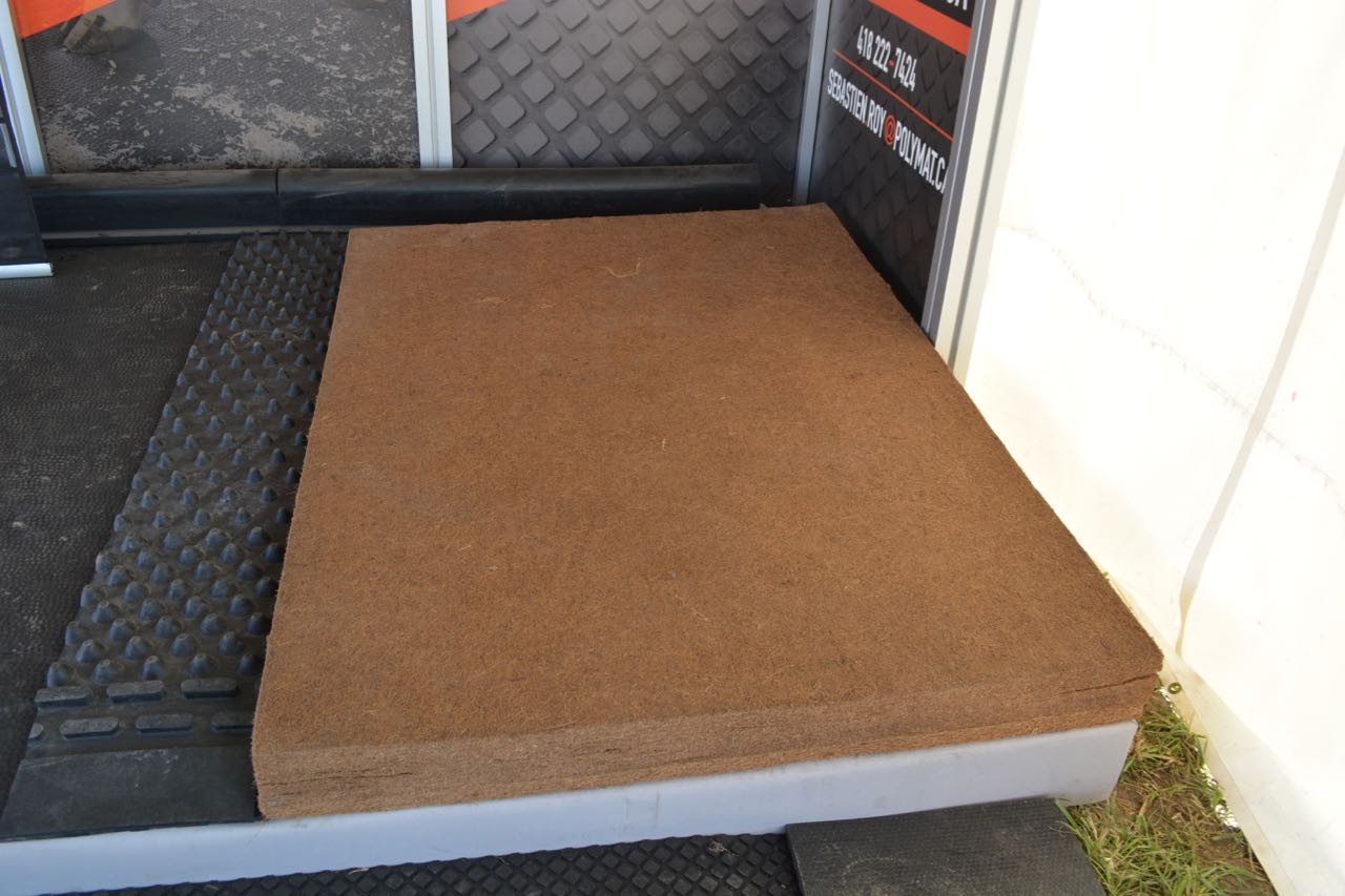 L'entreprise Poly-Mat offre un matelas en fibre de coco pour remplir le fond des logettes profondes.