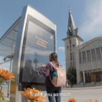 Un abribus de Montréal a été modifié pour permettre aux candidats potentiels de parler directement avec une employée des ressources humaines d'Exceldor.