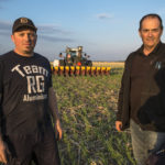 Celui qui est considéré comme le champion du semis direct, Jocelyn Michon, était à la commission sur les pesticides cette semaine. Il est accompagné sur la photo de son fils Jean-Nicolas. Photo : Nicolas Mesly