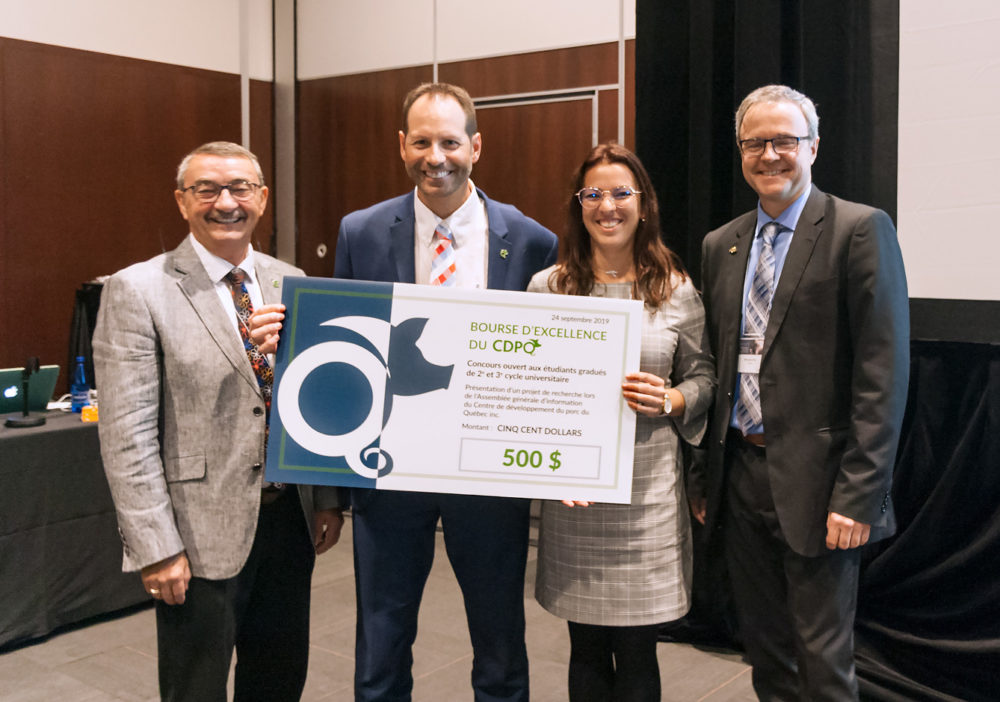 Remise de la Bourse d’excellence du CDPQ à Lorelei Corsaut, étudiante à l’Université de Montréal. Avec, de gauche à droite : Réjean Vermette, président du CDPQ; Jacques Faucher, directeur général du CDPQ, Lorelei Corsaut,  ainsi que Marquis Roy, président du Comité RDT.
