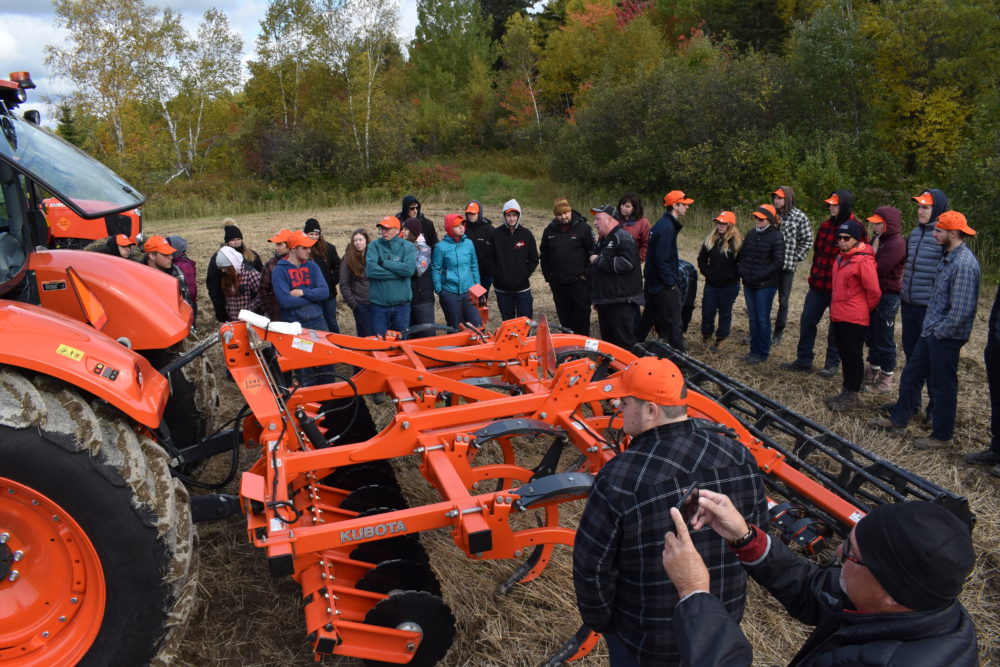 Les étudiants du programme Gestion et technologies d’entreprise agricole ont pu se familiariser avec deux types de déchaumeurs et un modèle de charrue.