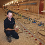 Lorsqu’il a introduit la nouvelle procédure  de démarrage des poussins, Bernard  Martel, copropriétaire de la Ferme des  Voltigeurs et responsable des élevages a suivi  personnellement les élevages.