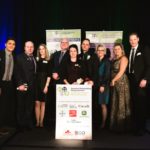 Carl Marquis (president partant), Komie Hossini (Bayer), gagnants Justin et Laura Rogers (AT), Bruce Rutherford (CIBC), gagnants Mylène Bourque et Simon Michaud (QC), Jenny Ose (John Deere),  Isabelle Bériau (AAFC), Sébastien Léveillé (Sollio Agriculture)
Source: Jeunes agriculteurs d'élite Canada