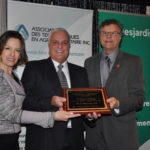 M. Luc Morissette reçoit le Mérite technologique agroalimentaire 2020 de M. Vincent Giasson, président de l'ATA, et de Mme Valérie Lacasse, directrice adjointe de la formation continue et de la promotion à l’ITA.