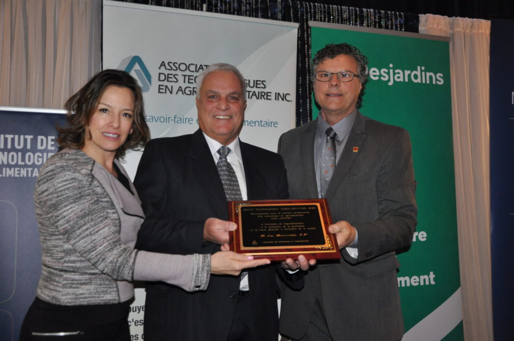 M. Luc Morissette reçoit le Mérite technologique agroalimentaire 2020 de M. Vincent Giasson, président de l'ATA, et de Mme Valérie Lacasse, directrice adjointe de la formation continue et de la promotion à l’ITA. 