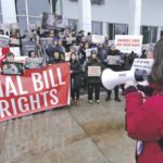 Plusieurs dizaines de militants végans ont manifesté devant le palais de justice de Saint-Hyacinthe le 30 janvier 2020 avant de marcher dans les rues, pancartes à la main.