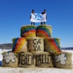 Le producteur laitier Roger Daetwyler et sa conjointe Marie-Pier Gagné ont construit cette décoration sur leur ferme laitière de Lochaber dans le but d'encourager les gens face au défi de la COVID-19.