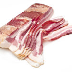 La COVID-19 affecte le prix des animaux et des découpes. Le prix du bacon, surtout mangé en restaurant, a chuté.