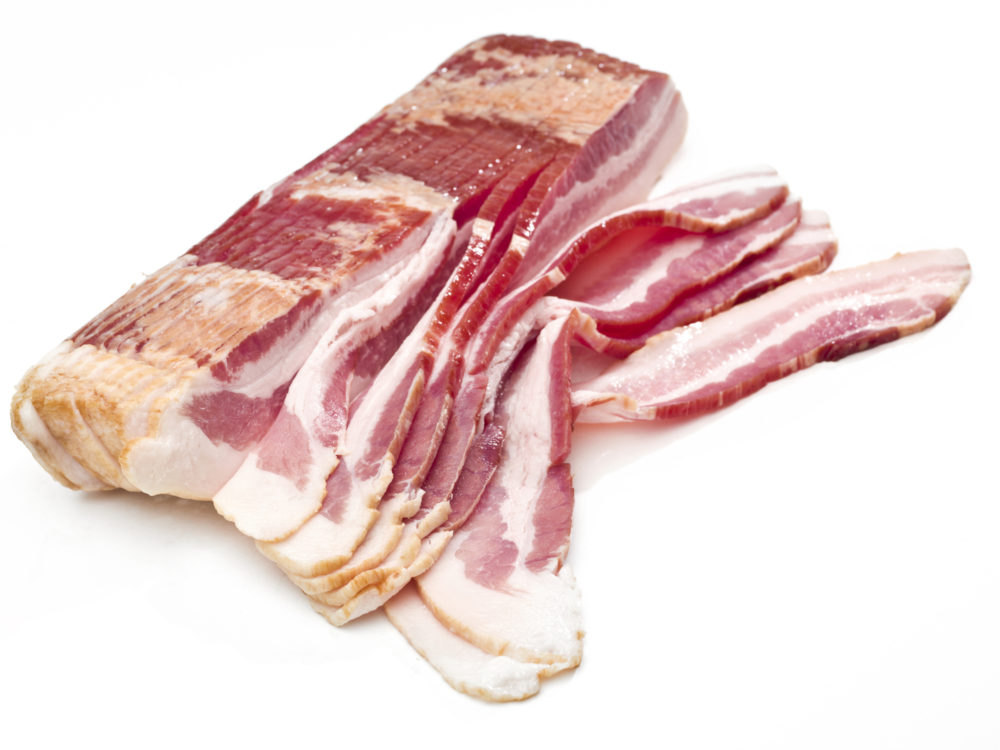 La COVID-19 affecte le prix des animaux et des découpes. Le prix du bacon, surtout mangé en restaurant, a chuté.