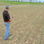 Le Bilan des cultures est un travail collaboratif. Sur la photo, François Montambault de semences Pride participe au bilan à l'aide de l'application Grainwiz