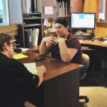 De gauche à droite. Marie-Josée Parent en entrevue avec Sabrina Caron en préparation de l'article gagnant "Le bien-être au-delà des installations"