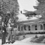 Marie-Léa Landry et Éphrem Gagné devant la maison en 1935.