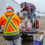 Contenants de pesticides (périmés et non désirés) ainsi que des médicaments périmés (bétail et chevaux) recueillis lors d’une récente collecte tenue par AgriRÉCUP.