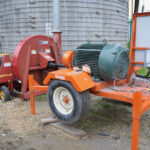 Ce moteur électrique de 125 forces remplace un tracteur de 130 forces pour faire fonctionner le souffleur à ensilage.