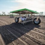 Le Farmdroid FD20 est un robot de semis et de désherbage.