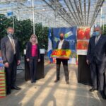Le ministre Lamontagne et Fitzgibbon en présence de Jacques Demers, pdg de Les Productions Horticoles Demers (centre) et de Janie Béïque, future présidente de la FTQ.