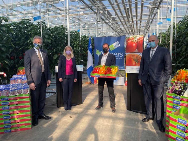 Le ministre Lamontagne et Fitzgibbon en présence  de Jacques Demers, pdg de Les Productions Horticoles Demers (centre) et de Janie Béïque, future présidente de la FTQ.