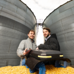 Les deux étudiants qui ont conçu le robot de grain Grain Weevil.