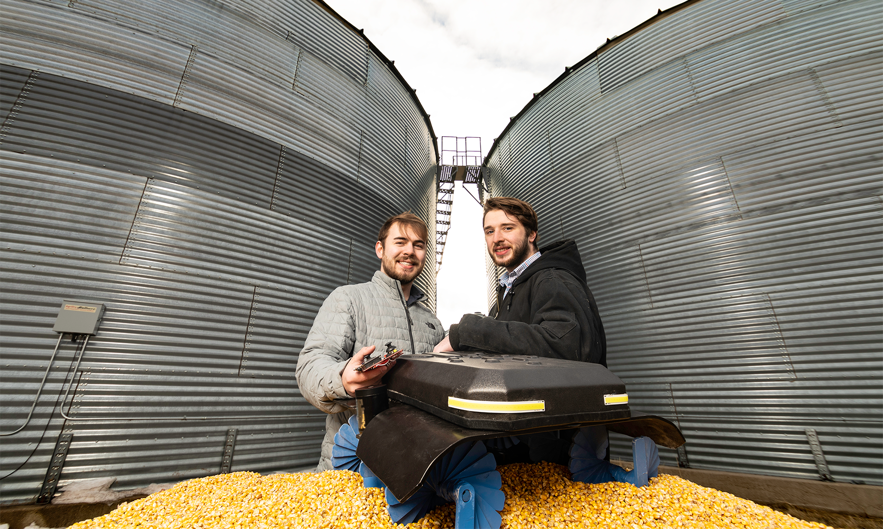 Les deux étudiants qui ont conçu le robot de grain Grain Weevil.