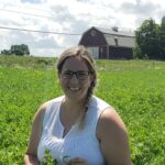 L'agronome Marie-Pier Landry a été engagée pour stimuler la production de plantes fourragères en Estrie.