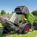 La presse à balle ronde Fendt Rotana 130 F Combi comporte une nouvelle option d’emballage de film.