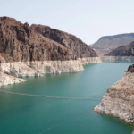 Une zone plus pâle au-dessus du niveau de l'eau montre l'ampleur de la baisse du niveau du lac.