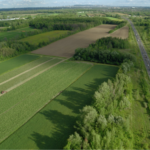 Le documentaire illustre le grignotement des terres malgré des lois pour les protéger.