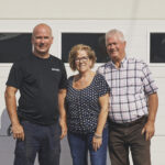 Les propriétaires de la ferme Pouvaco, Dominique Lebland, France Ménard et René Leblanc, ont remporté le Prix Responsables par nature remis par les Éleveurs de porcs du Québec.