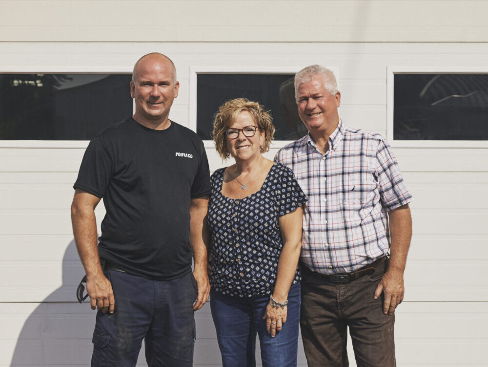 Les propriétaires de la ferme Pouvaco, Dominique Lebland, France Ménard et René Leblanc, ont remporté le Prix Responsables par nature remis par les Éleveurs de porcs du Québec.
