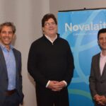 Le président de Novalait, Charles Langlois, est entouré des deux codirecteurs de la nouvelle Chaire de recherche sur la biosécurité en production laitières de l'Université de Montréal, Simon Dufour et Juan Carlos Arango Sabogal.