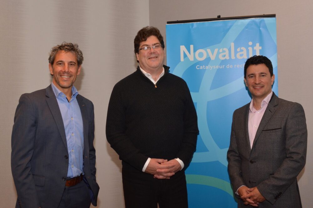 Le président de Novalait, Charles Langlois, est entouré des deux codirecteurs de la nouvelle Chaire de recherche sur la biosécurité en production laitières de l'Université de Montréal, Simon Dufour et Juan Carlos Arango Sabogal.