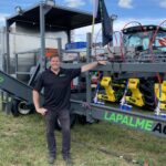 Éric Lapalme, président de Lapalme Agtech et concepteur du robot SAMI 4.0. On voit ici le démonstrateur avec ses quatre bras robotisés lors d’Expo-Champ en août dernier. L’ingénieur Éric Lapalme a eu l’idée de créer un robot cueilleur de brocolis après avoir constaté que la récolte du légume au champ n’avait pas évolué depuis qu’il y travaillait lui-même adolescent.