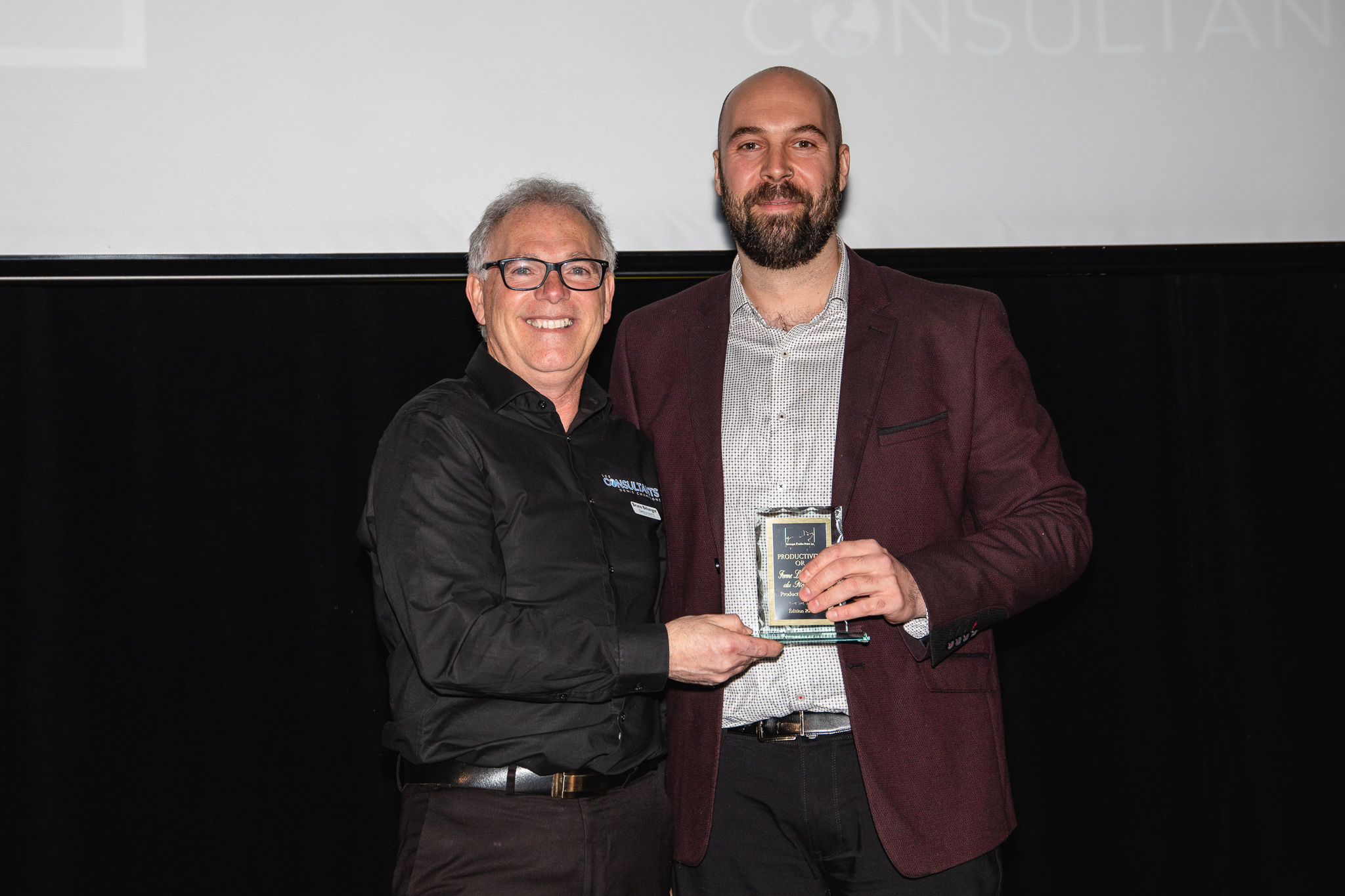 L'agronome Bruno Bélanger et le producteur de porcs Louis-Philippe Roy