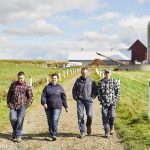 La famille Lévesque et Morin marche dans le chemin qu'emprunte les vaches chaque jour: Frédéric, Véronique, Réjean et Jérémi.