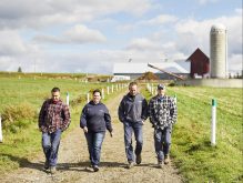 La famille Lévesque et Morin marche dans le chemin qu'emprunte les vaches chaque jour: Frédéric, Véronique, Réjean et Jérémi.