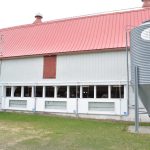 Pour apporter plus de vent aux vaches, deux ouvertures ont été percées de chaque côté de l'étable.