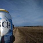 On doit ramasser une quantité impressionnante de canettes de bière et autres pièces, comme des courroies.
