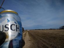 On doit ramasser une quantité impressionnante de canettes de bière et autres pièces, comme des courroies.