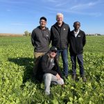 Toute l’équipe de Recherche & Développement d’Agro-100 déploie sa vaste expertise-terrain au bénéfice des producteurs agricoles de tous les horizons. Le directeur - Développement des produits et formation agronomique d’Agro-100, Pierre Migner agr.,(au centre) est heureux d’accueillir M. Overbeek (à gauche) au sein de son équipe composée du docteur Régis Baziramakenga, chercheur en fertilité des sols et de Marc Maerten, agronome spécialiste en horticulture.