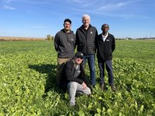 Toute l’équipe de Recherche & Développement d’Agro-100 déploie sa vaste expertise-terrain au bénéfice des producteurs agricoles de tous les horizons. Le directeur - Développement des produits et formation agronomique d’Agro-100, Pierre Migner agr.,(au centre) est heureux d’accueillir M. Overbeek (à gauche) au sein de son équipe composée du docteur Régis Baziramakenga, chercheur en fertilité des sols et de Marc Maerten, agronome spécialiste en horticulture.