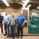 Sur la photo on peut voir Pascal Giguère – chef d’équipe du programme TGA à l’ITAQ de Saint-Hyacinthe, Yves Jacques – spécialiste au soutien technique de GEA, David Scott – propriétaire de l’entreprise Lait’Quip Scott et concessionnaire d’équipements de traite GEA et Jérôme Voyer – spécialiste des ventes de systèmes de traite automatisés GEA au Canada.