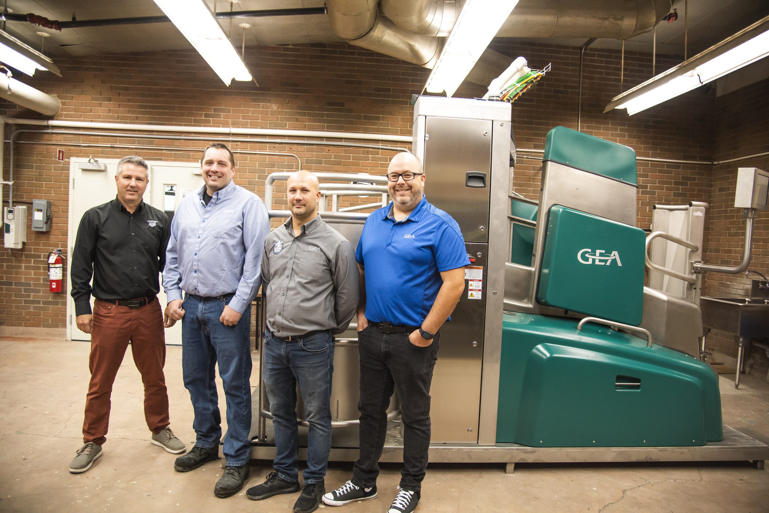 Sur la photo on peut voir Pascal Giguère – chef d’équipe du programme TGA à l’ITAQ de Saint-Hyacinthe, Yves Jacques – spécialiste au soutien technique de GEA, David Scott – propriétaire de l’entreprise Lait’Quip Scott et concessionnaire d’équipements de traite GEA et Jérôme Voyer – spécialiste des ventes de systèmes de traite automatisés GEA au Canada.
