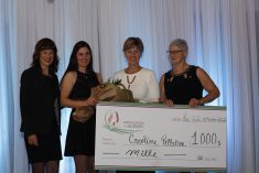 De gauche &agrave; droite: Mich&egrave;le Laberge, pr&eacute;sidente des Agricultrices de la Mont&eacute;r&eacute;gie Est, Caroline Pelletier, ministre Marie-Claude Bibeau et Jeannine Messier, pr&eacute;sidente des Agricultrices du Qu&eacute;bec.