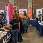 Des étudiants et des étudiantes de la présente cohorte de l’ITAQ ainsi que des années précédentes rencontrent différents fournisseurs, représentants d’entreprises de service et des conseillers du milieu de l’agroalimentaire.