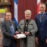 Les gagnants de la Médaille d'or en 2019 de l'ONMA. De gauche à droite: Martin Malenfant, Hélen Thibodeau et le ministre du MAPAQ, André Lamontagne.