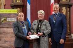 Les gagnants de la Médaille d'or en 2019 de l'ONMA. De gauche à droite: Martin Malenfant, Hélen Thibodeau et le ministre du MAPAQ, André Lamontagne.