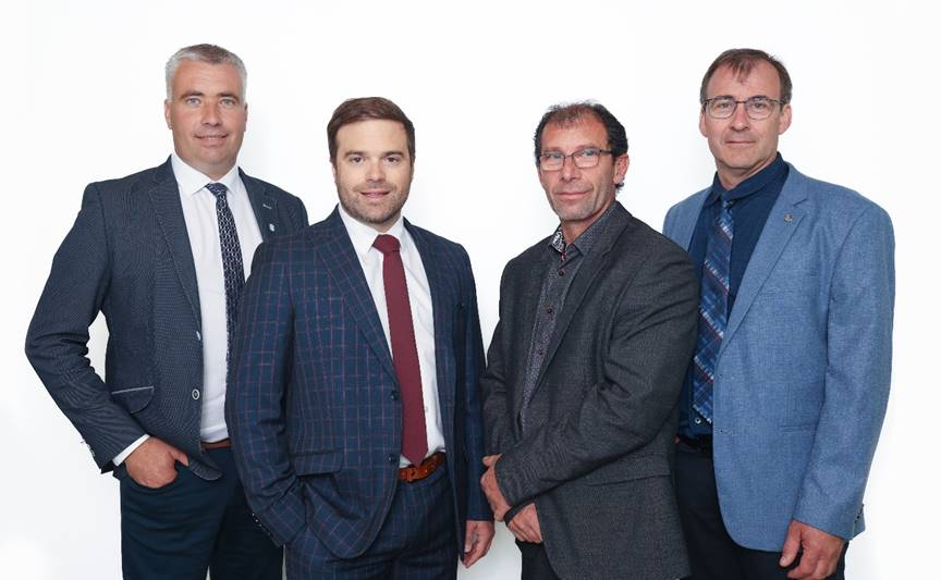 Dans l’ordre habituel : M. Jean-Nil Fournier, président du partenariat agricole Sollio & Unoria Agriculture coopérative, M. Olivier Pastor, directeur général d’Unoria Coopérative, M. Marco Dumais, directeur général de Sollio & Unoria Agriculture coopérative et M. Vallier Chouinard, président d’Unoria Coopérative. Source : Monika Bourgeois, photographe.